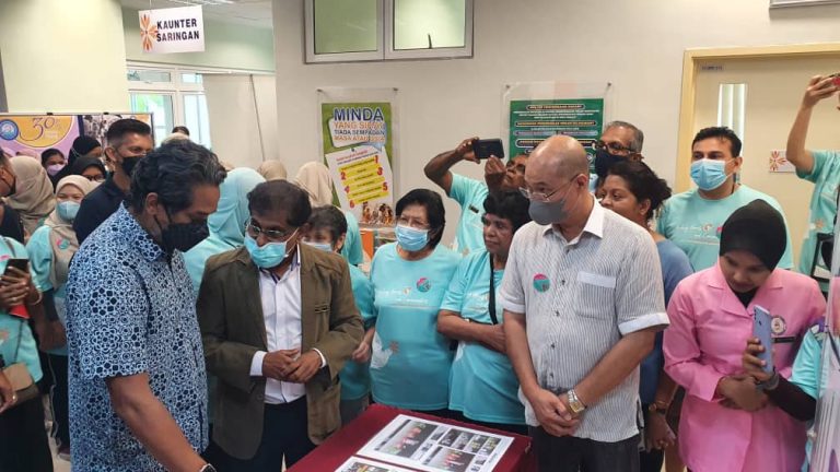 YBMK Khairy Jamaluddin with PHNS team at the World Hospice and Palliative Care Day 2022